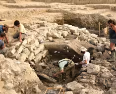 Personnes travaillant dans un champ de fouilles