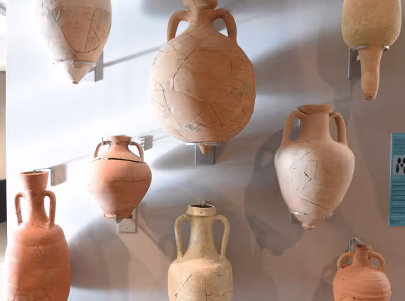 Amphores fixées au mur