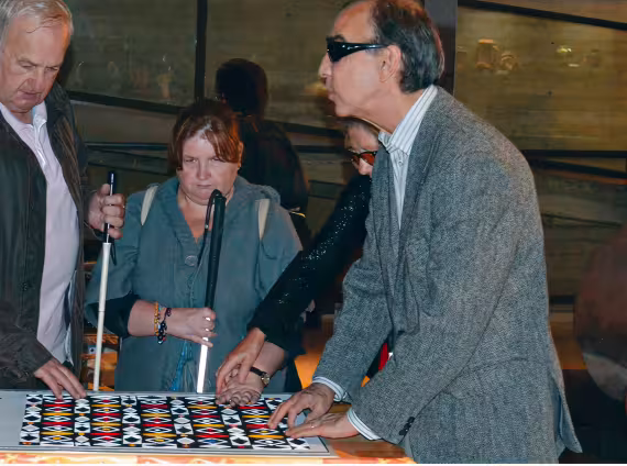 Personnes en situation de handicap visuel visitant une exposition