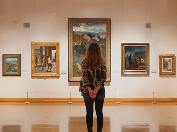 Personne regardant un tableau dans un musée