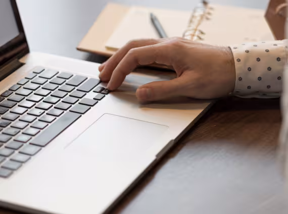 Main sur un clavier d'ordinateur