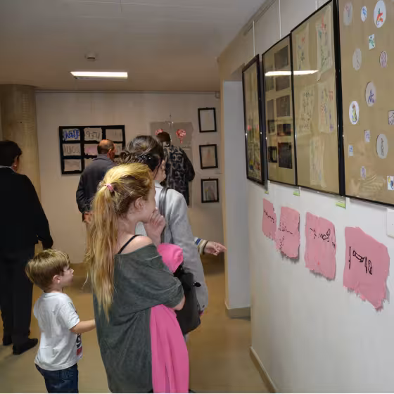 Personnes regardant un tableau d'affichage